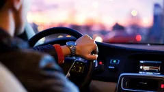 автомобіль з водієм