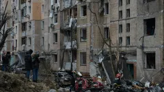 війна зруйнований будинок багатоповерхівка обстріли люди пошкоджене житло відновлення