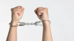 суд покарання ув'язнення арешт злочин наручники руки злочинець злодій порушник кримінал вбивство суд вирок