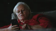 бабуся літня жінка пенсіонерка телефон соцмережі інтернет дзвінок смартфон дзвонити