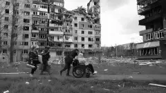 Покровськ спалений згорілий пошкоджений будинок обстріл війна люди евакуація