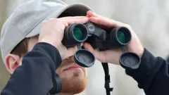 шпигун людина чоловік бінокль