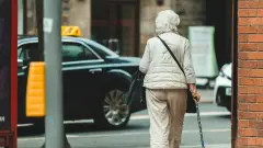 бабуся літня жінка пенсіонерка переходить дорогу