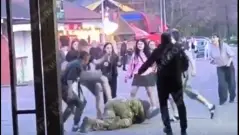 підлітки б'ють військового