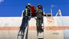 дитина на вагоні-цистерні