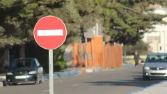 рух транспорту дорога знак стоп перекрита дорога