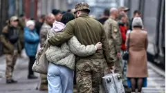 зсу військовий сім'я родина пара подружжя жінка чоловік валіза вокзал