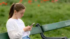 телефон смартфон людина дівчина підліток соцмережі