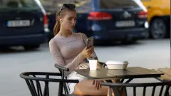 дівчина смартфон телефон соцмережі блогер кафе
