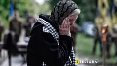 бабуся літня жінка пенсіонерка плаче сльози поховання кладовище