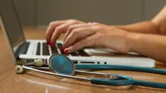 ліканя медик медпрацівник ноутбук