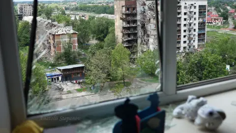 Покровськ спалений згорілий пошкоджений будинок обстріл війна люди евакуація