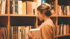 студентка дівчина бібліотека