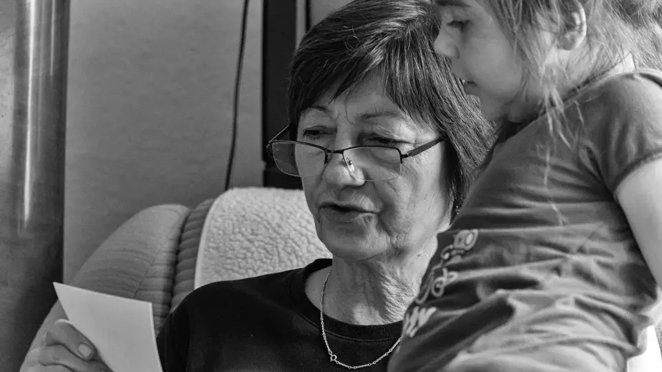 бабуся літня жінка пенсіонерка людина похилого віку