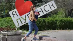Луганськ стела люди матір дитина окупація