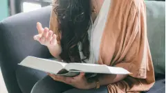 психолог терапевт лікар книжка жінка