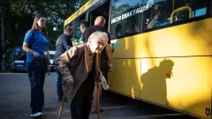 евакуація виїзд переселенці впо війна літня жінка бабуся пенсіонерка