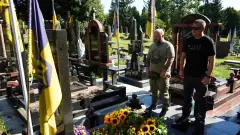 День пам’яті героїв: очільник Луганщини поклав квіти до могил захисників України