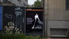Банер у Словенії на згадку про трагедію Маріупольського драмтеатру