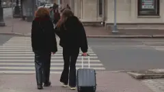 дівчата жінки валізи виїзд впо