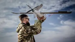 військовий з дроном