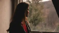 вікно дівчина людина біля вікна