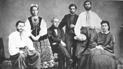 Сидить ліворуч — Олексій Алчевський, позаду нього стоїть Христина Алчевська. Стоять, ймовірно, брати Христини: Михайло та Леонтій, сидить її батько, Данило Журавльов. 1860-ті рр. 