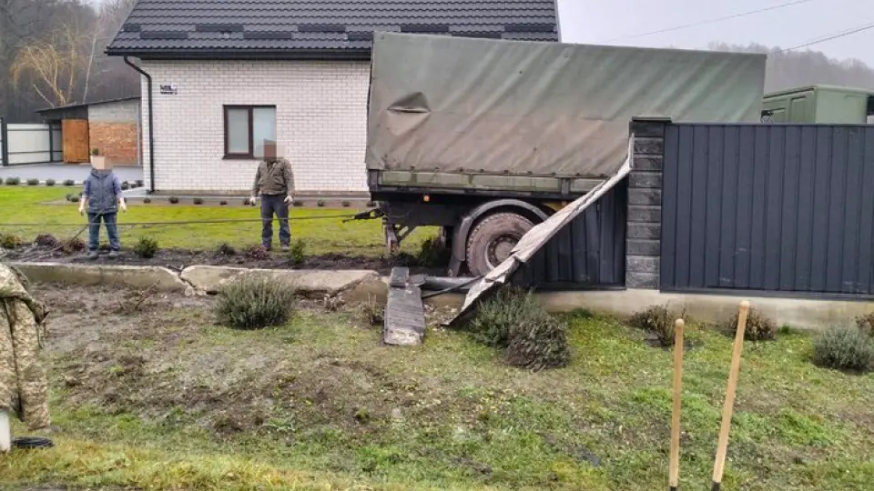 Вантажівка Нацгвардії в’їхала в паркан на Волині
