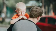 дитина хлопчик плаче