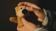 дитина іграшка в руках