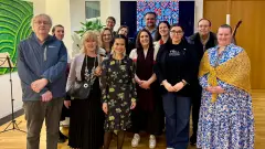 Катерина Мостова (у центрі) разом з відвідувачами власної виставки