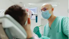 стоматолог лікар зубний