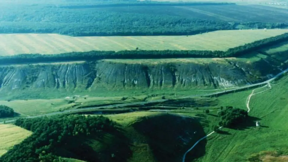 Вид з гори на місце, де були знайдені руноподібні написи