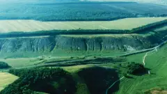 Вид з гори на місце, де були знайдені руноподібні написи