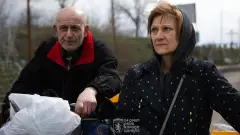 літнє подружжя рятується з Костянтинівки на велосипедах