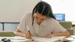 студентка дівчина робота документи