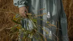 вишиванка українка жінка в полі