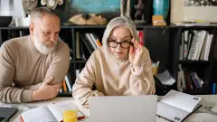 бабуся дідусь пенсіонери літні люди чоловік жінка ноутбук