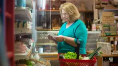 бабуся пенсіонерка літня жінка магазин кошик продукти крамниця