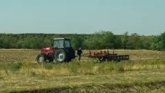 село трактор чоловік фермер аграрій врожай поле