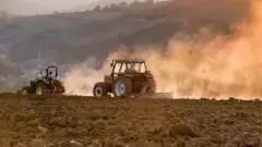 трактор поле аграрії фермери господарство село