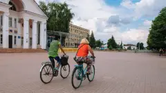 архівне фото старобільська люди на велосипедах село мирне життя