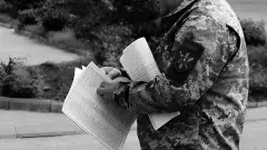 Військовий з паперами