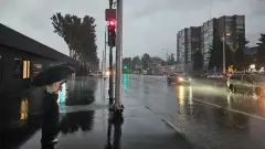 луганськ вечір злива дощ парасольки