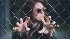 неволя тюрма полон жінка паркан сітка окупація