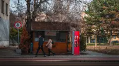 кіоск магазин крамниця люди пара чоловік та жінка подружжя вулиця