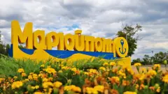 Стела з грецькою назвою в Маріуполі