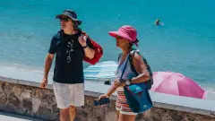 відпочинок море пляж туристи люди літо