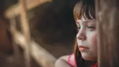 дитина дівчинка школярка плаче