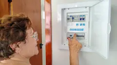 бабуся пенсіонерка світло енергетика електроенергія щиток показання